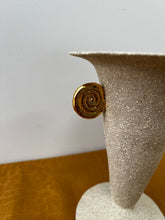 Load image into Gallery viewer, Tantri Mustika Ikebana Vase Golden Spiral